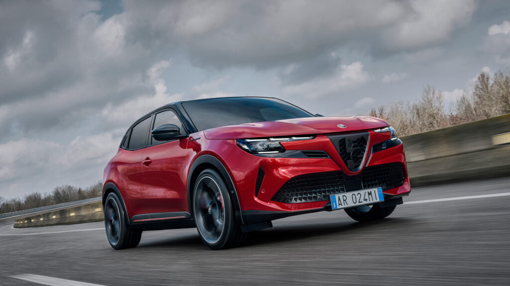 Alfa Romeo:s SUV kör längs vägen. (AI text)