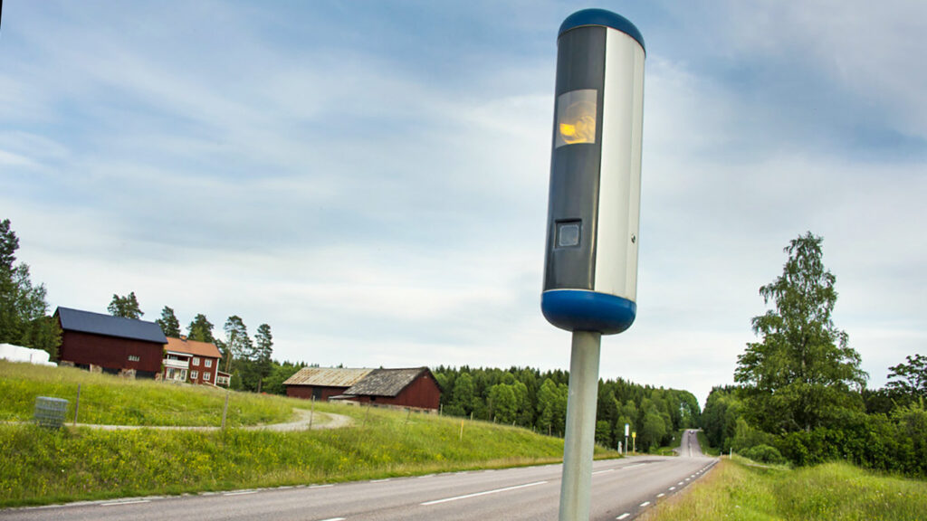 Fartkamera (ATK) vid en landsväg.