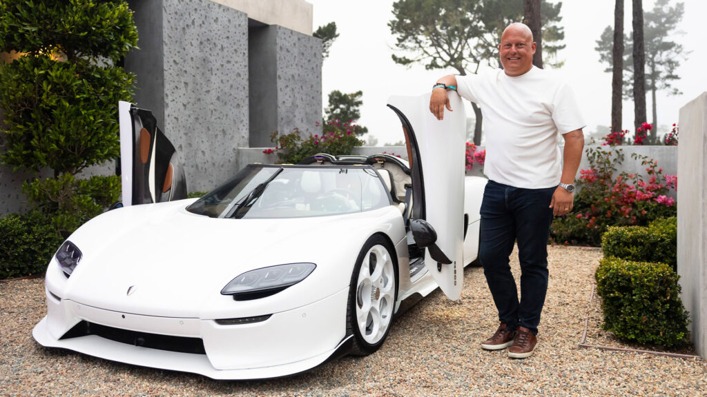 En man står bredvid en vit sportbil. (AI text)