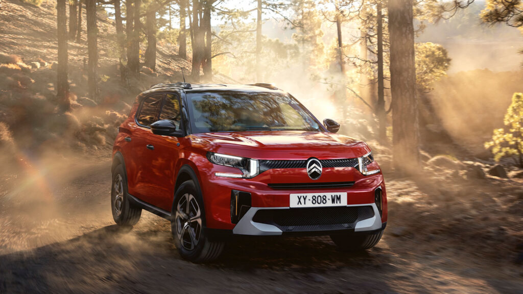 En röd Renault-jeep kör genom skogen. (AI text)