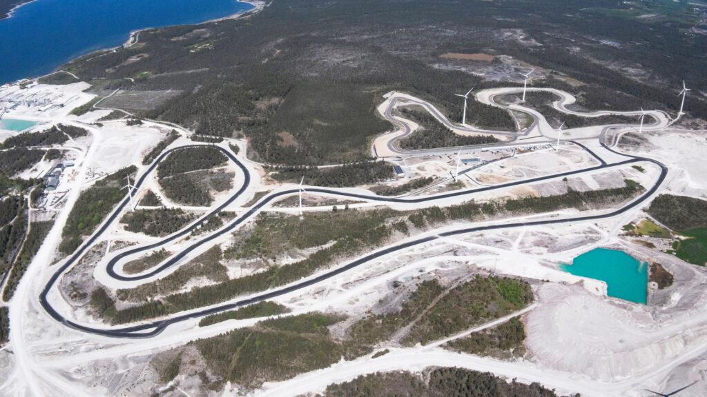 En racebana i bergsområdet (AI text)