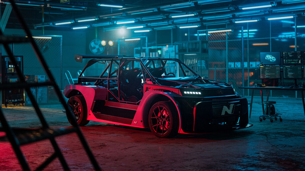 RN24 i en verkstad med mörk belysning.