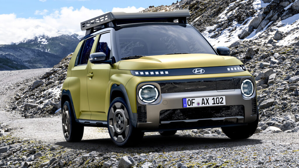 Hyundai Inster Cross på en stenväg i bergen.