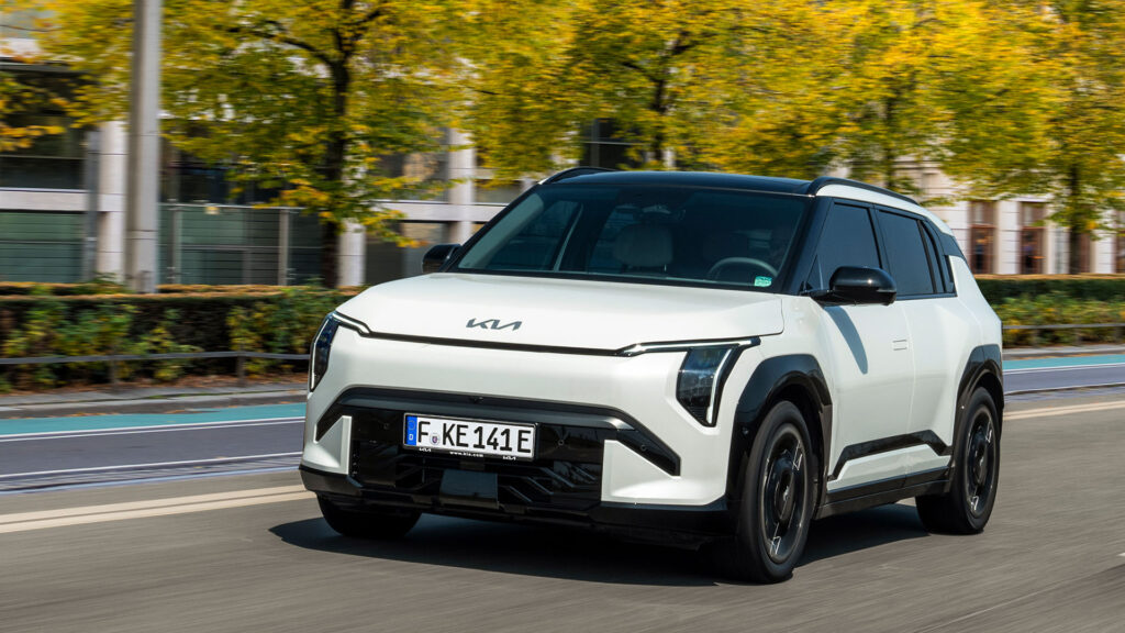 Helbild på en vit Kia EV3 i trafik.