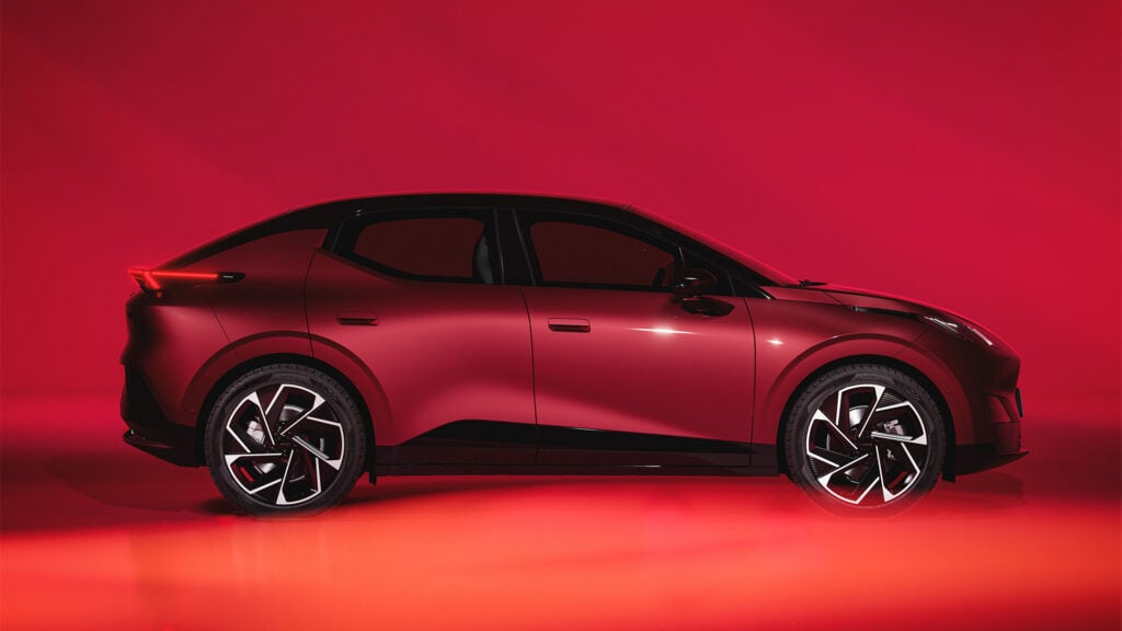 En röd Nissan E-bil på en röd bakgrund. (AI text)