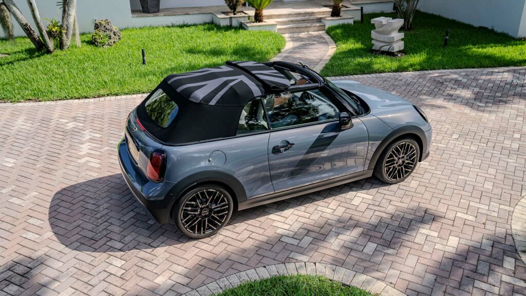 En Mini Cooper S cabriolet parkerad framför en villa. (AI text)