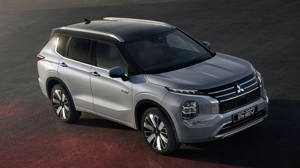 2019 Mitsubishis Evo SUV visas i förgrunden (AI text)