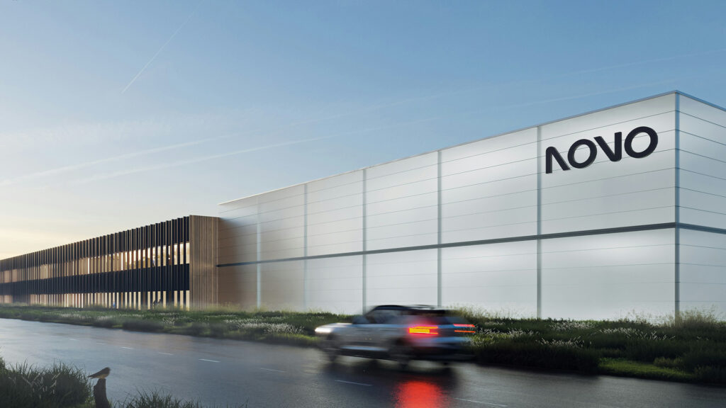 Rendering på Novo-fabrik. Fabrikens framsida syns på bilen.