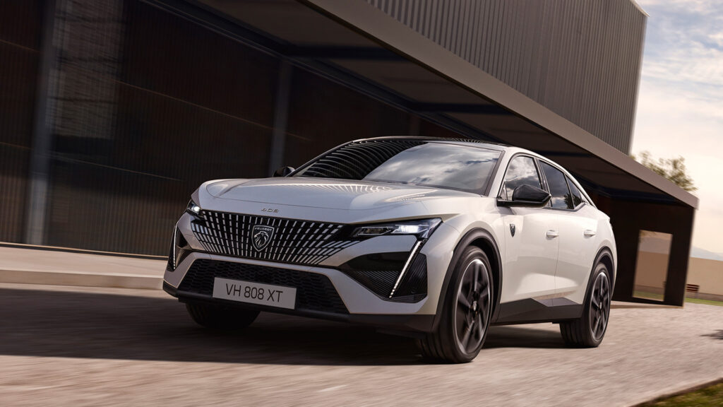 Den nya Peugeot e-C2-el SUV kör längs en gata. (AI text)