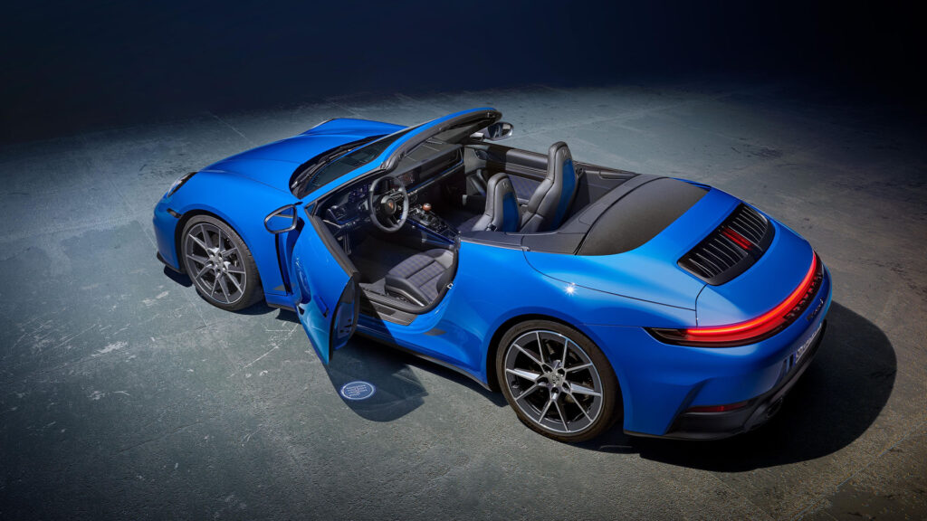 Porsche 911 TSS är en blå sportbil. (AI text)