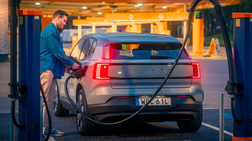 En man tankar upp sin bil med bränsle på en bensinstation. (AI text)
