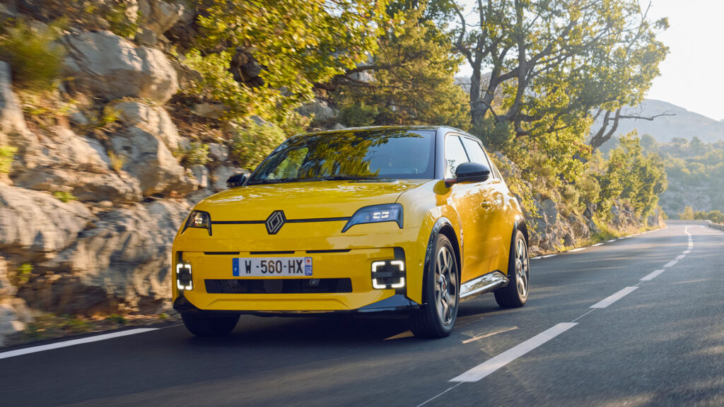 En gul Renault EC3 kör nedför en bergväg. (AI text)