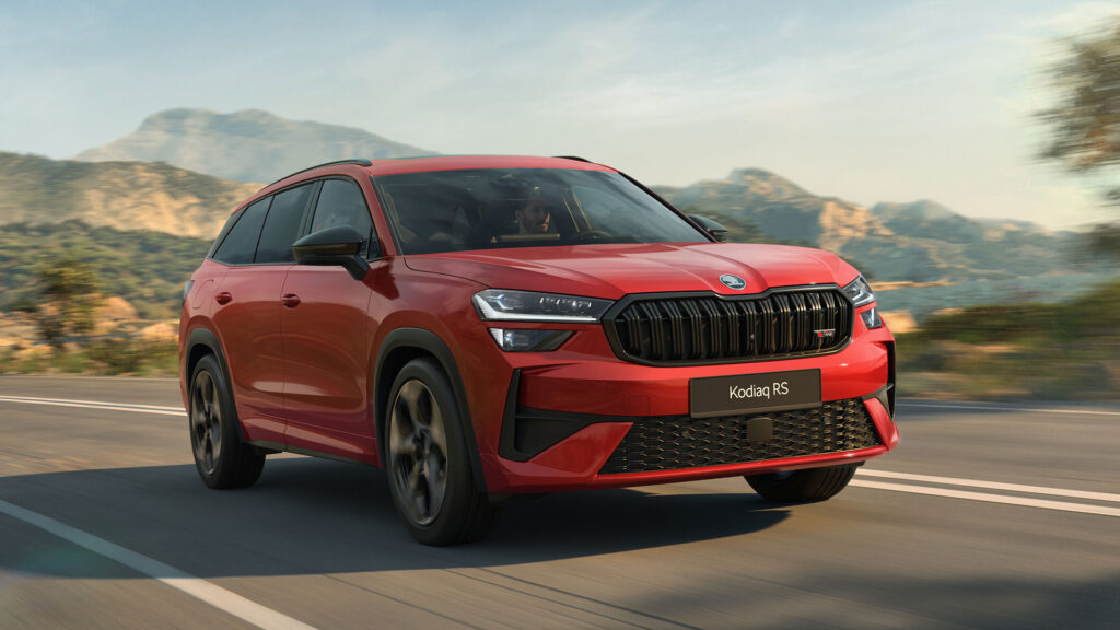 Helbild på bilen som kör på bergsväg.