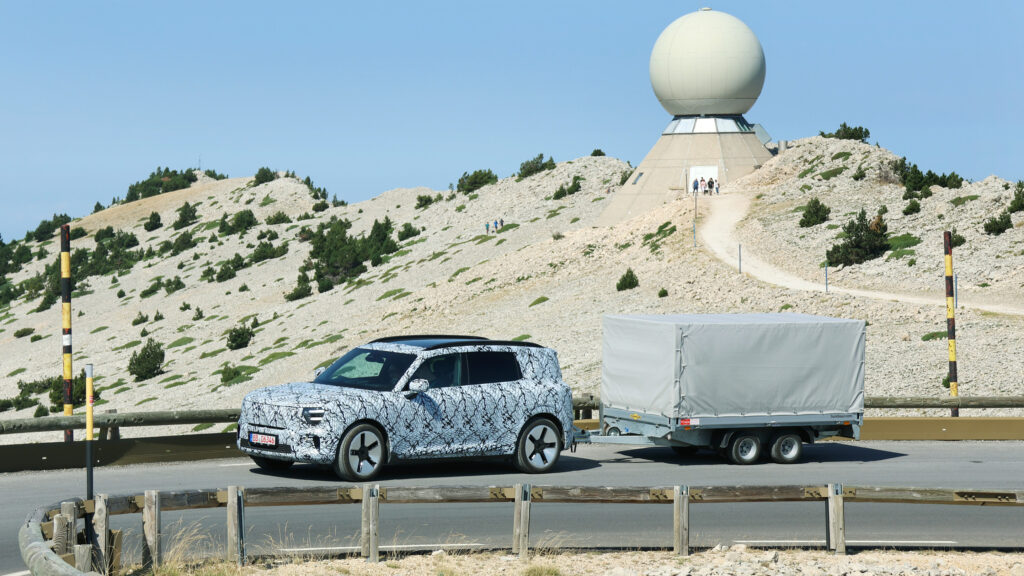 En SUV kör nerför en bergsväg. (AI text)