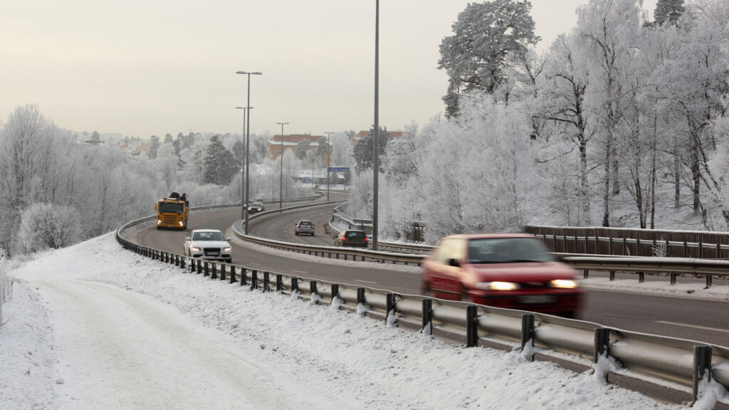 en bil kör nerför en snöig väg (AI text)