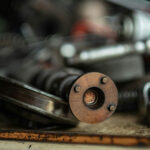 En mekaniker arbetar på en bil. (AI text)