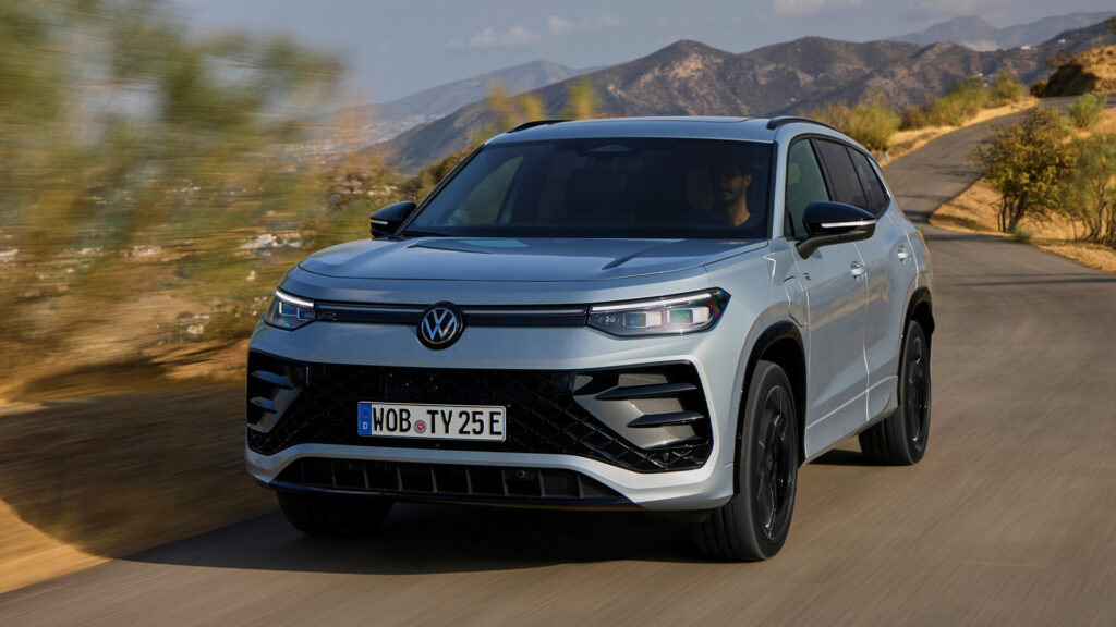 en silverfärgad SUV kör nerför en bergsväg (AI text)