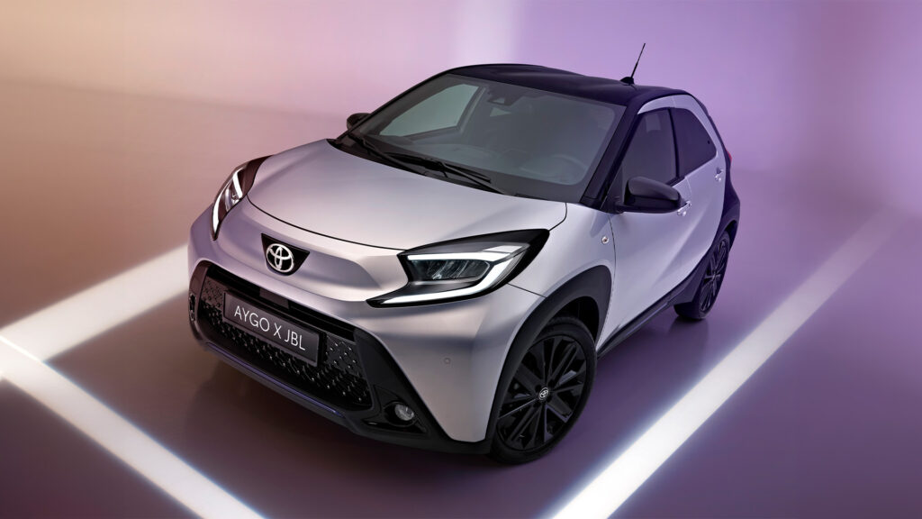 En silverbil i en lila belysning. (AI text)