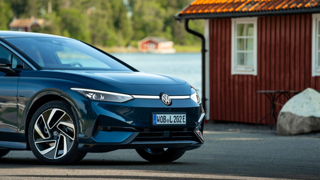 Volkswagen ID.4 står parkerad framför en stuga. (AI text)