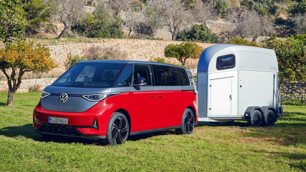 En röd Volkswagen ID.3 med en hästvagn. (AI text)