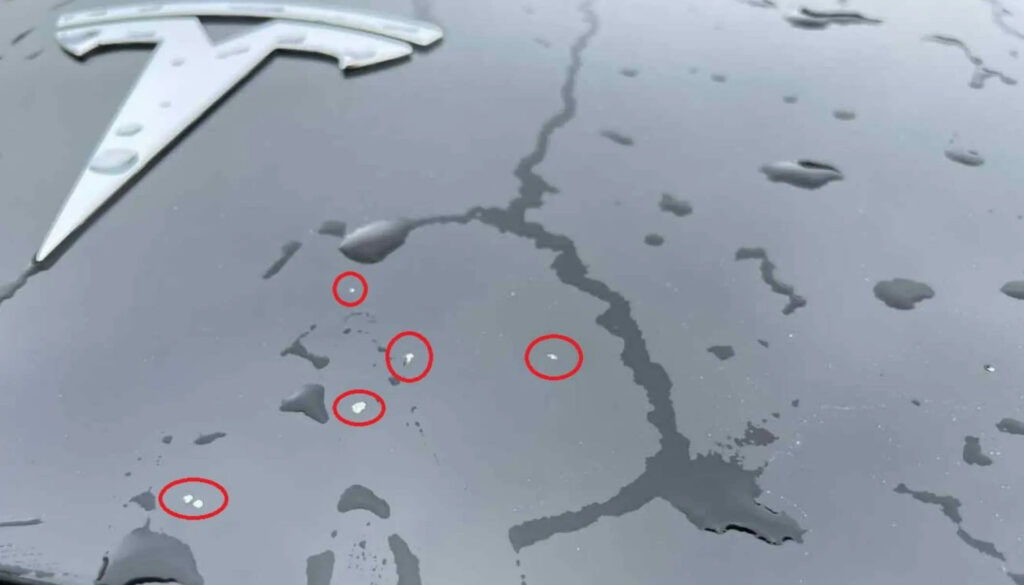 Detaljbild på lacksläpp på en Tesla.