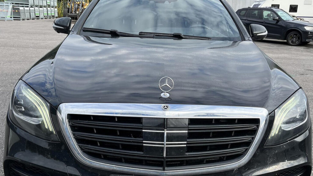 Grill och motorhuv på Mercedes S-klass