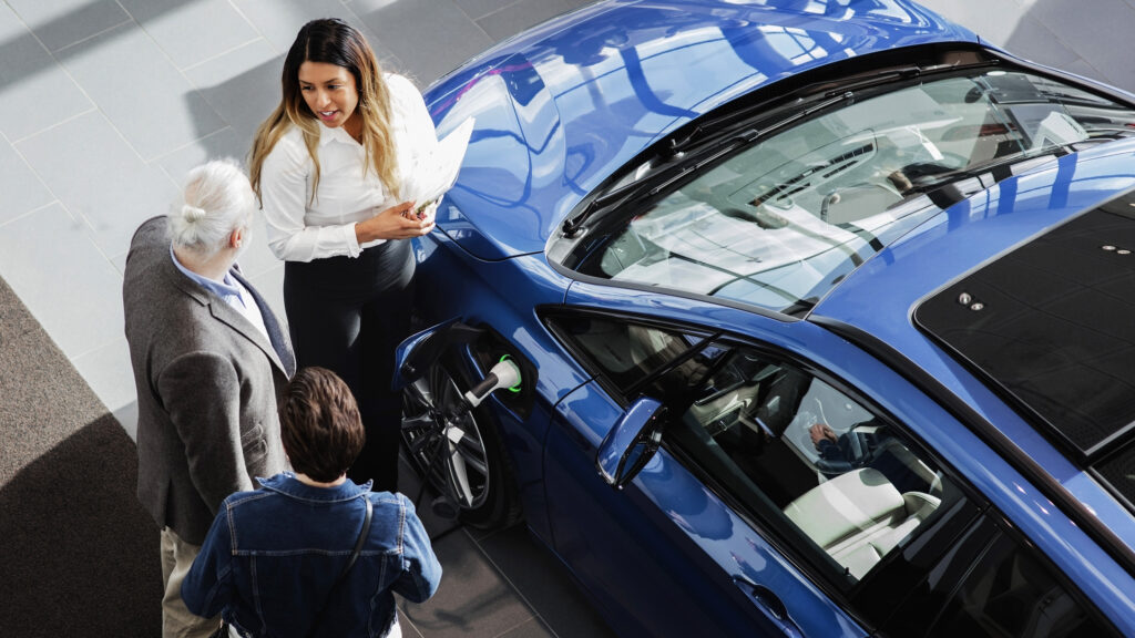 Bilförsäljare med kunder.