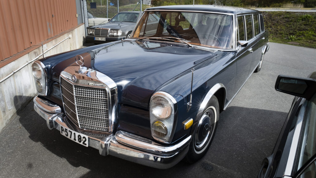 Mercedes-Benz 600 Pullman parkerad intill ett garage.