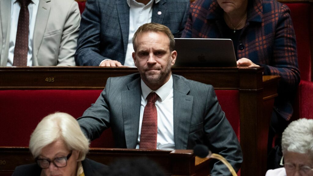 Marc Ferracci talar till folket.