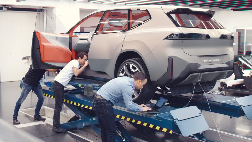 Konceptbilden BMW Vision Neue Klasse X sätts samman.