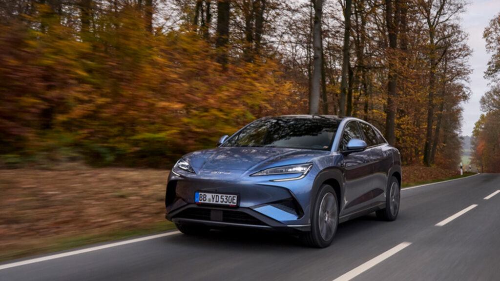 Bild på BYD Sealion 7 körandes på en skogsväg.