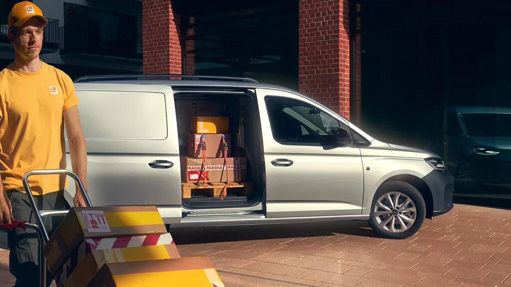 Volkswagen Caddy lastas ur.