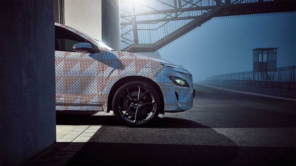 Hyundai bilprototyp kör ut från testanläggning.