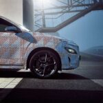 Hyundai bilprototyp kör ut från testanläggning.