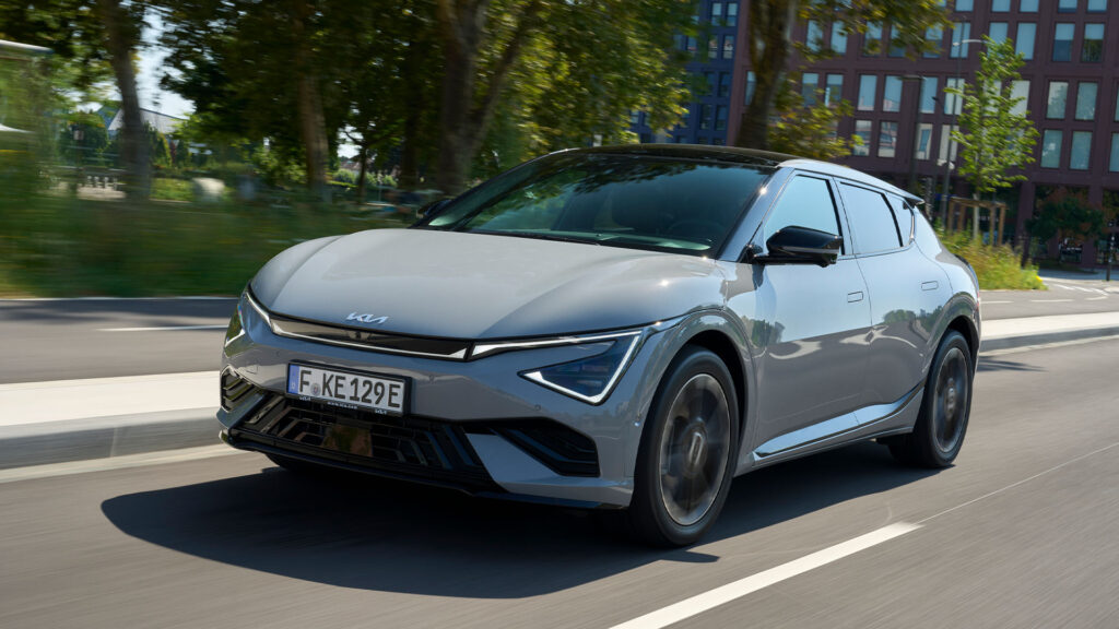 Grå Kia EV6 GT Line kör på väg.