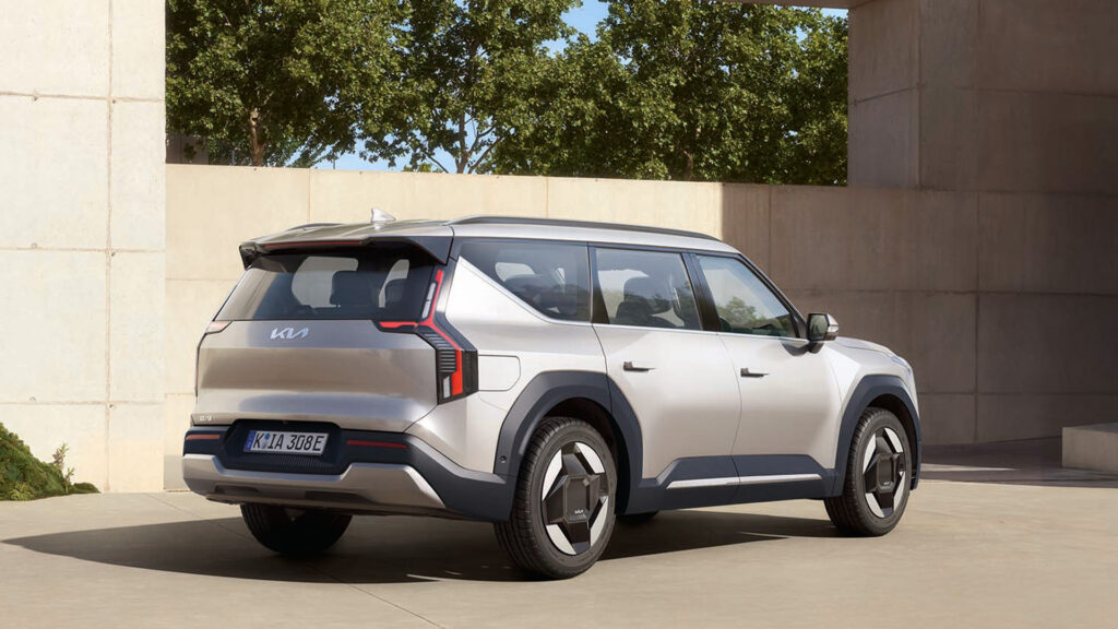 Kia EV9 RWD visad snett bakifrån.
