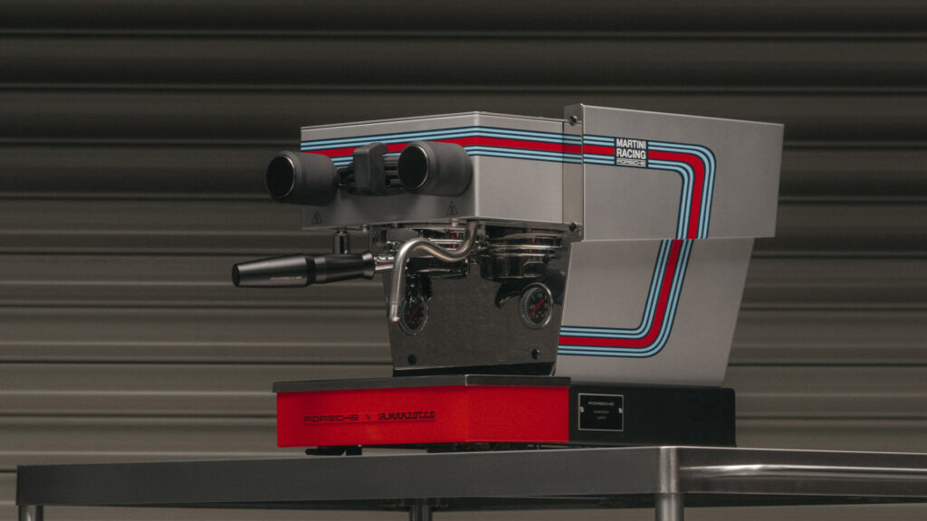 En kaffemaskin står på en metallhylla. (AI text)