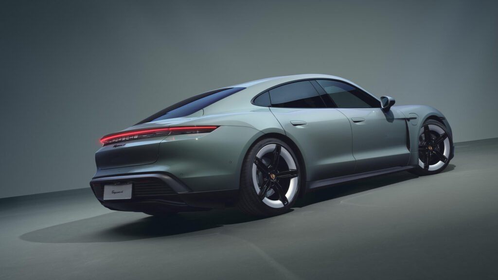 Helbild på grå Porsche Taycan 4 tagen snett bakifrån.