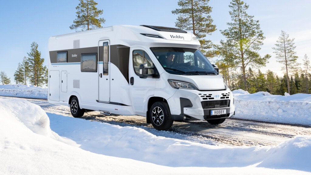 Hobby Optima husbil i svensk vintermiljö i Norrland.