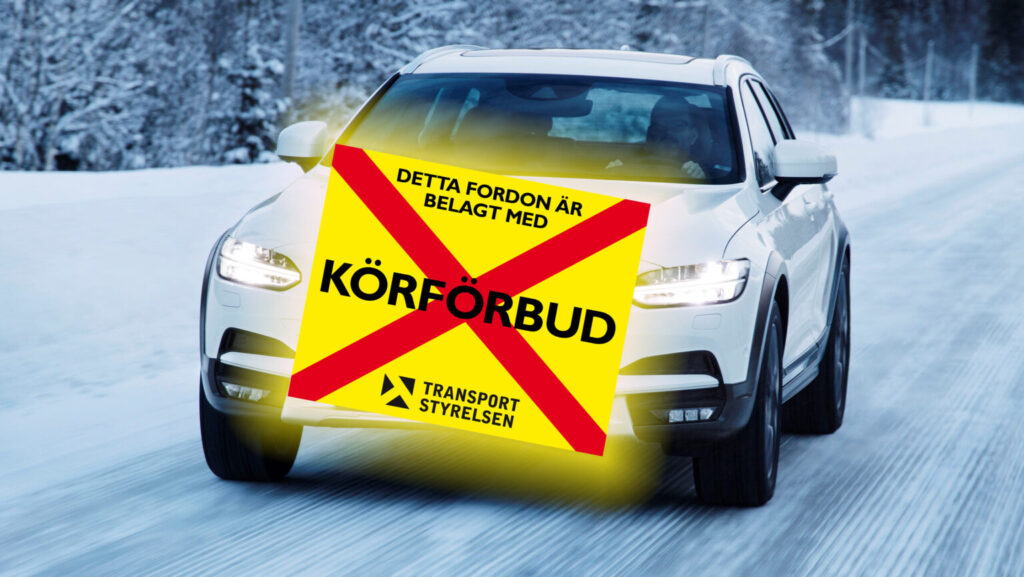En vit bil körer nerför en snöig väg med en skylt som säger "Korkorfrud". (AI text)