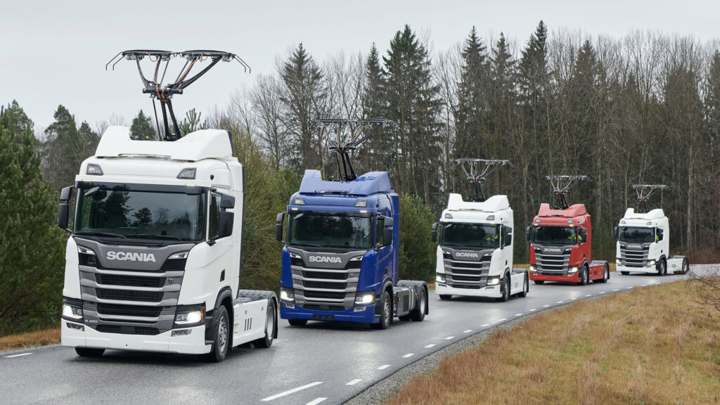 Fem hybridlastbilar från Scania med strömavtagare.