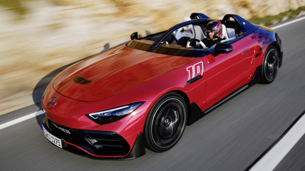 Taklösa Mercedes-AMG PureSpeed snett ovanifrån.