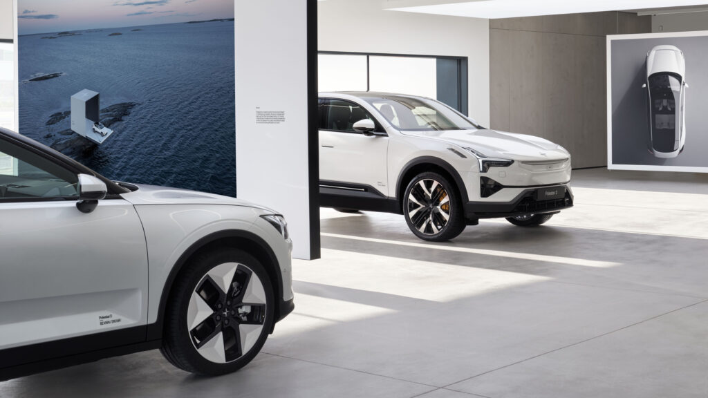 Två Plestar-bilar i ett showroom.