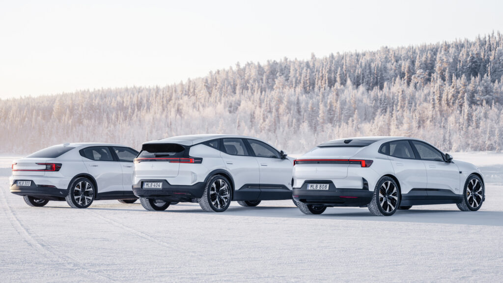 Vita Polestar 2, 3 och 4 MY25 på snö.