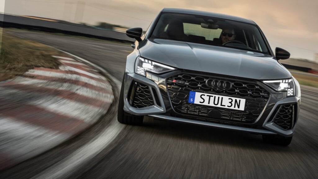 Audi RS3 med fejkad regskylt där det står "Stulen".