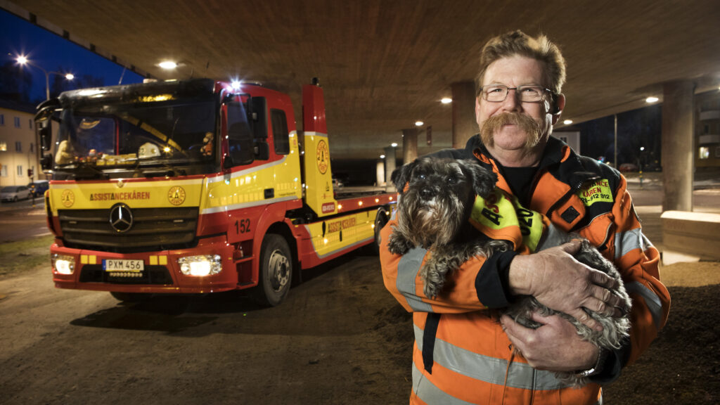Bärgar-Berra tillsammans med sin hund framför en bärgningsbil.