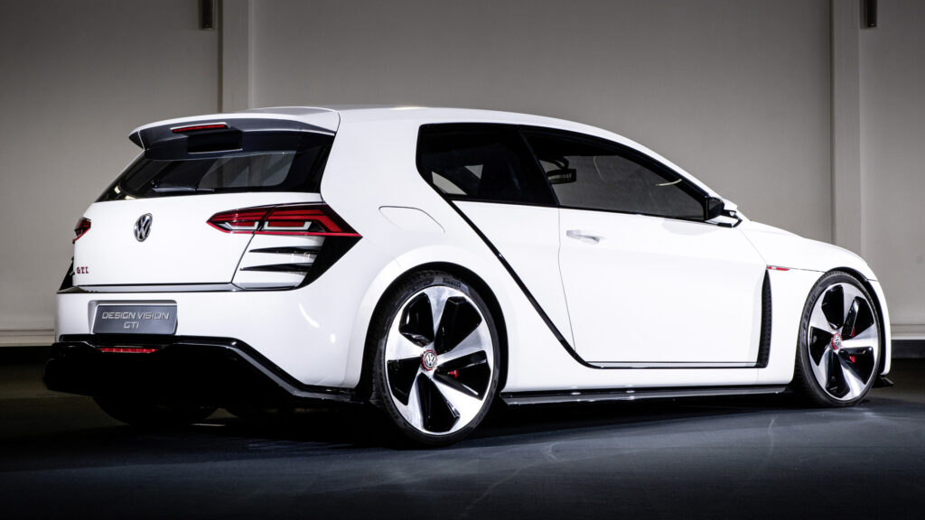 Konceptbilen Golf VII Design Vision GTI snett bakifrån.