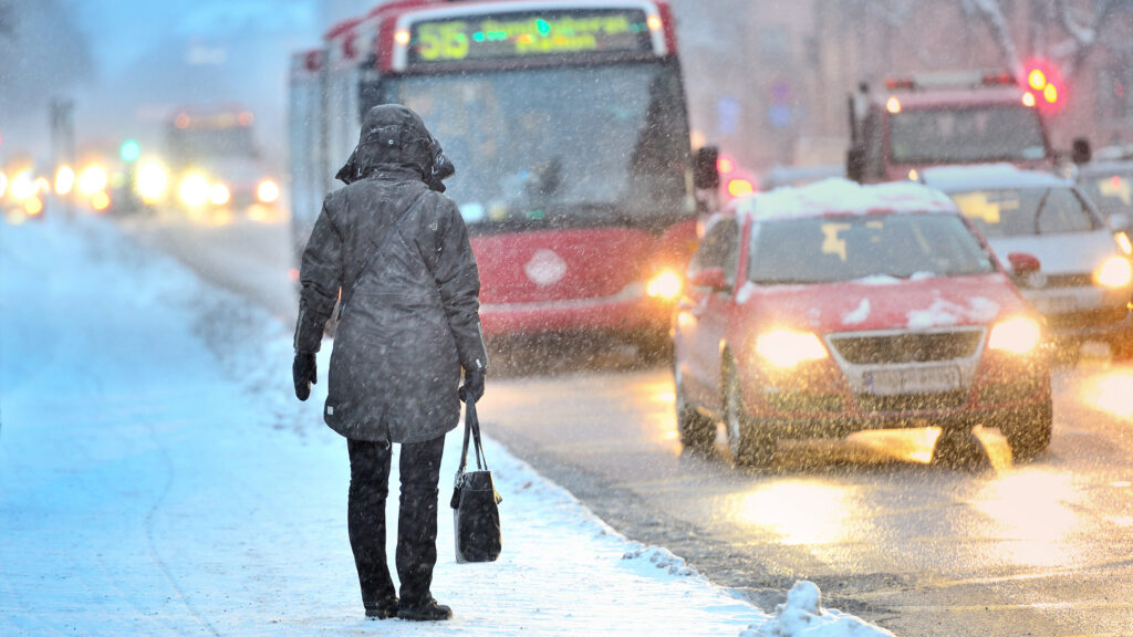 trafik i stockholms innerstad under snöfall