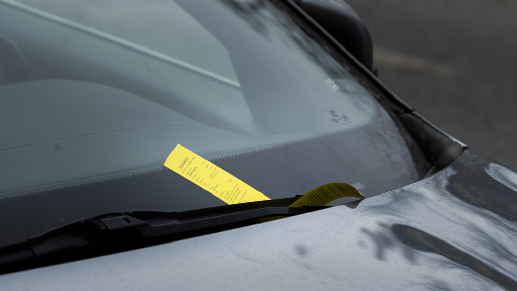 Gul p-bot på vindrutan till en bil.