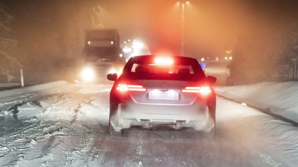 BMW i5 på svensk vinterväg.